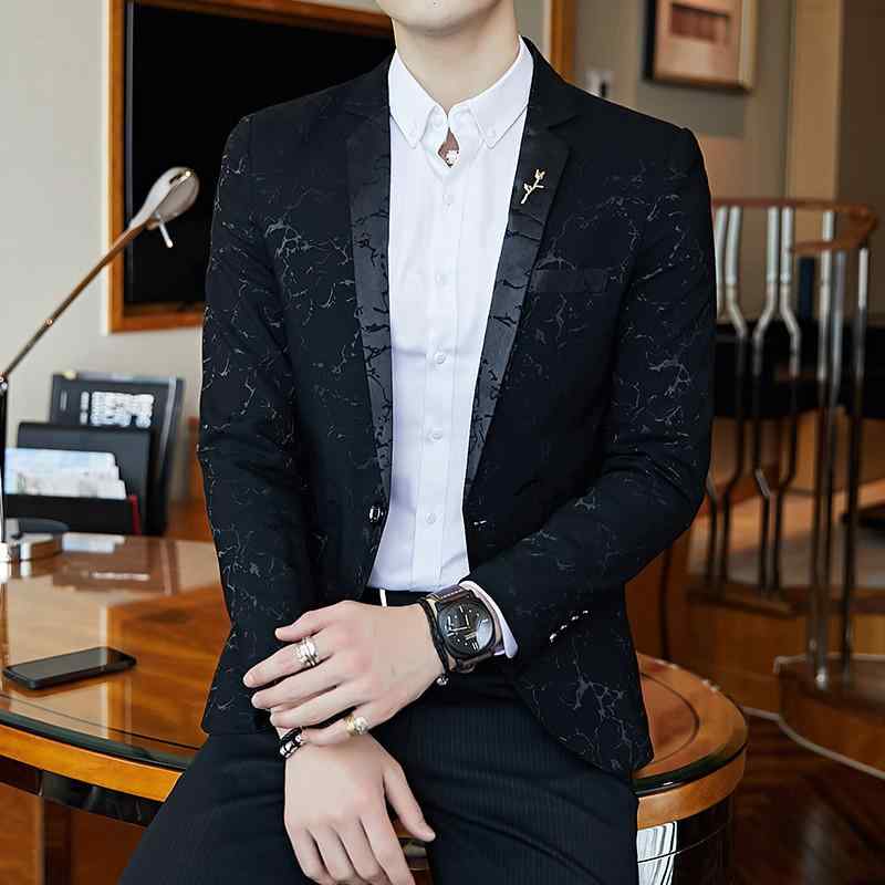 ・カテゴリ: カジュアルジャケット・スタイル: 韓国風・版型: スリムフィット・襟元: テーラードカラー・袖丈: 長袖・着丈: レギュラー丈・柄: 切り替え・前立て: シングルブレスト1つボタン・ベント: センターベント・シーン: カジュアル・主な素材: アセテート繊維・裏地素材: アセテート繊維・対象性別: メンズ・カラー展開: レッド、ブラック、ロイヤルブルー・サイズ展開: M、L、XL、XXL、XXXL