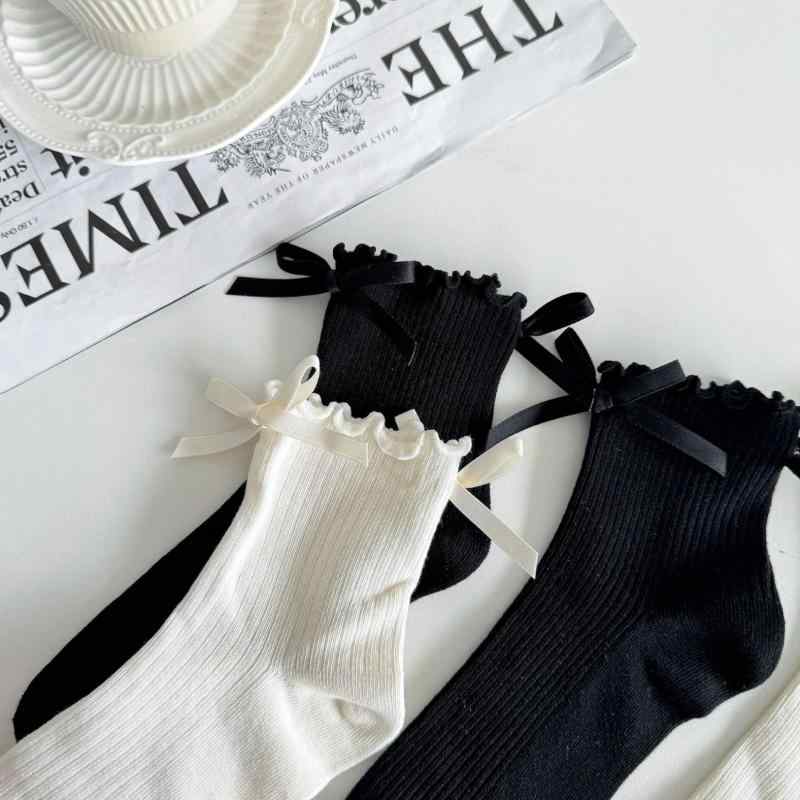 ・カテゴリ: カジュアルソックス・スタイル: スイート・主な素材: 綿 80〜90%・性別: レディース・年齢層: 13～40歳・丈: ショート丈・機能: 吸汗、摩擦防止・柄: 無地、リボン・季節: 春、夏、秋・カラー展開: オフホワイト、...