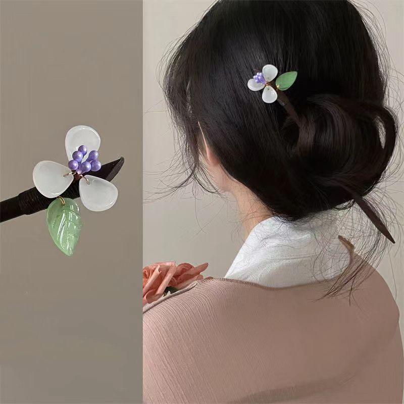 簪 女性用 木製 三つ葉 白槿花 フラワーモチーフ 和風 古典 レトロ 高級感 シンプル 上品 まとめ髪 アップヘア 浴衣 着物 振袖 チャイナドレス 漢服 結婚式 卒業式 普段使い ヘアアクセサリー 髪飾り