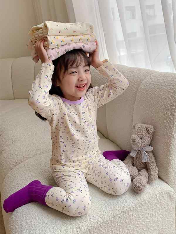 ・カテゴリ: キッズルームウェア・性別: 女の子・スタイル: スイート・主な素材: 綿95%・厚さ: 普通・柄: カートゥーン・機能: 吸湿速乾・生地加工: 柔軟加工・デザイン要素: カートゥーン、可愛い、プリンセス、キャンディ・カラー展開: 紫襟ローズ、黄襟チェリー・サイズ展開: 90, 100, 110, 120, 130, 140cm