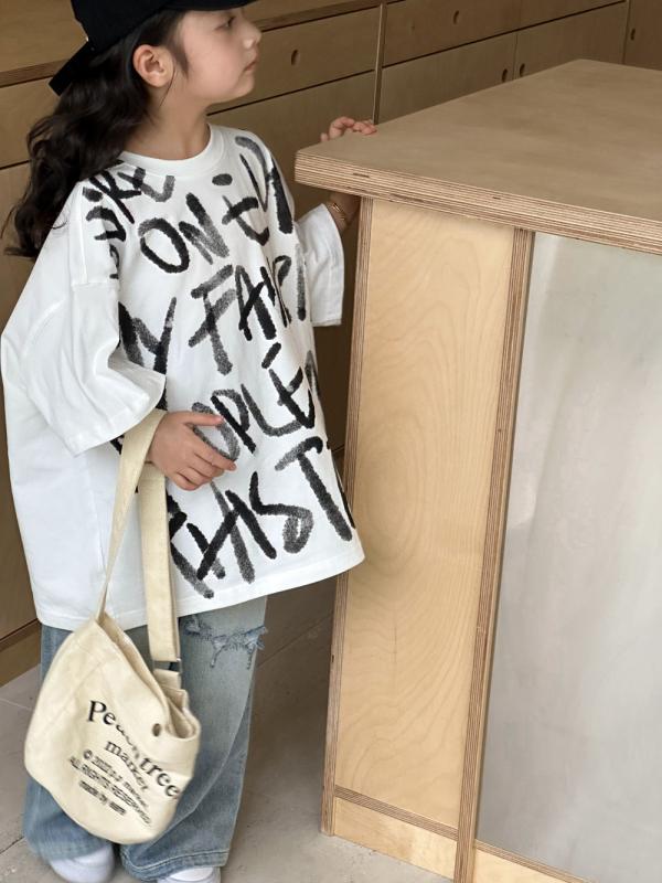 ・カテゴリ: キッズTシャツ・性別: 女の子・スタイル: 韓国風・フード: なし・袖丈: 半袖・生地加工: 柔軟加工・柄: ロゴ・デザイン要素: スポーツ、田園風、ロゴ、可愛い、プリンセス風、トレンド・主な素材: 綿・安全規格: Bタイプ・ネックライン: ラウンドネック・カラー展開: ホワイト・サイズ展開: 110cm, 120cm, 130cm, 140cm, 150cm, 160cm