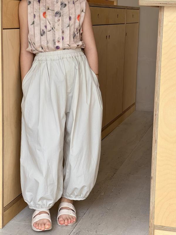 キッズ 女の子 ジュニア パンツ 虫よけ 防蚊 薄手 綿 七分丈 バルーンパンツ 無地 伸縮性 ウエストゴム ナチュラル カジュアル かわいい 普段使い 韓国風 春夏 アイボリー