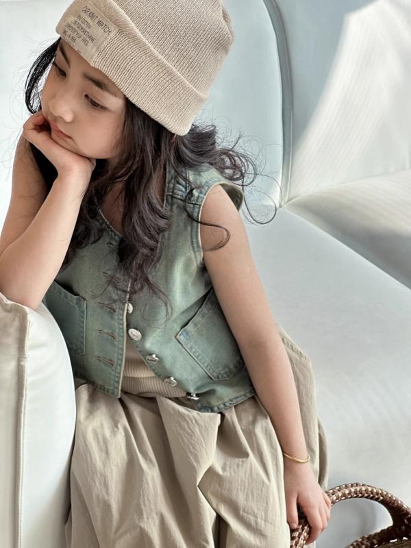 ・カテゴリ: 子供用ベスト・性別: 女性・スタイル: 韓国風・対象年齢: 中小児（3〜8歳、身長100〜140cm）・デザイン: カーディガン・柄: 無地・厚さ: 普通・フード: なし・留め具: シングルボタン・要素: かわいい、カーディガン、プリンセス、トレンド感・主な素材: 綿87%、ポリエステル13%・生地加工: 柔軟加工・安全基準: Bクラス・カラー: ブルー・サイズ展開: 110cm、120cm、130cm、140cm、150cm、160cm