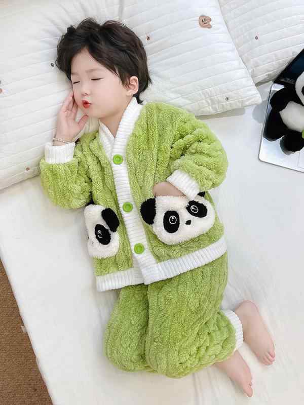 ・カテゴリ: 子供用ルームウェア・スタイル: カジュアル・性別: ユニセックス・対象年齢: 3～8歳・身長展開: 90cm、100cm、110cm、120cm、130cm、140cm・カラー: グリーンパンダ・素材: コーラルフリース・主な素材: ポリエステル63%・厚さ: 厚手・機能: 保温・対象シーズン: 冬、秋