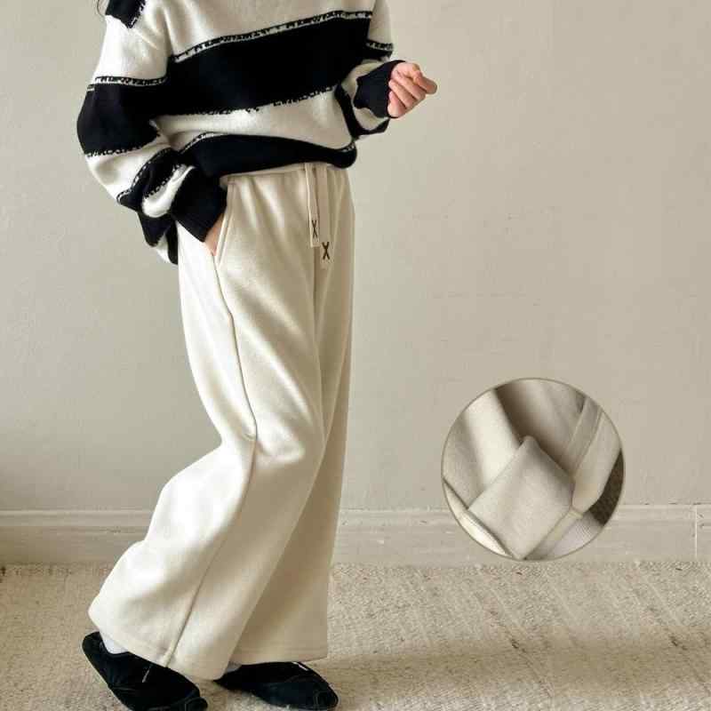 ・カテゴリ: キッズパンツ・スタイル: カジュアル・デザイン: 韓国風・主な素材: 綿・パンツ丈: ロング・対象性別: 女の子・対象年齢: 中大童・加工: 柔軟加工・柄: 無地・デザイン要素: スポーツ、田園、可愛い、プリンセス、トレンド・ウエスト: ミドルウエスト・ウエスト開閉: ゴム仕様・カラー展開: オフホワイト・サイズ展開: 110cm、120cm、130cm、140cm、150cm、160cm