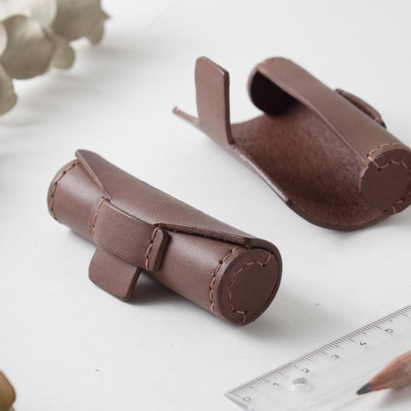 ポーチ レザー 合皮 ミニ 携帯用 印鑑 ハンコ 口紅 リップスティック リップバーム 円筒形 ロール型 小物入れ 卓上 デスク収納 多機能 モダン シンプル 上品 スタイリッシュ