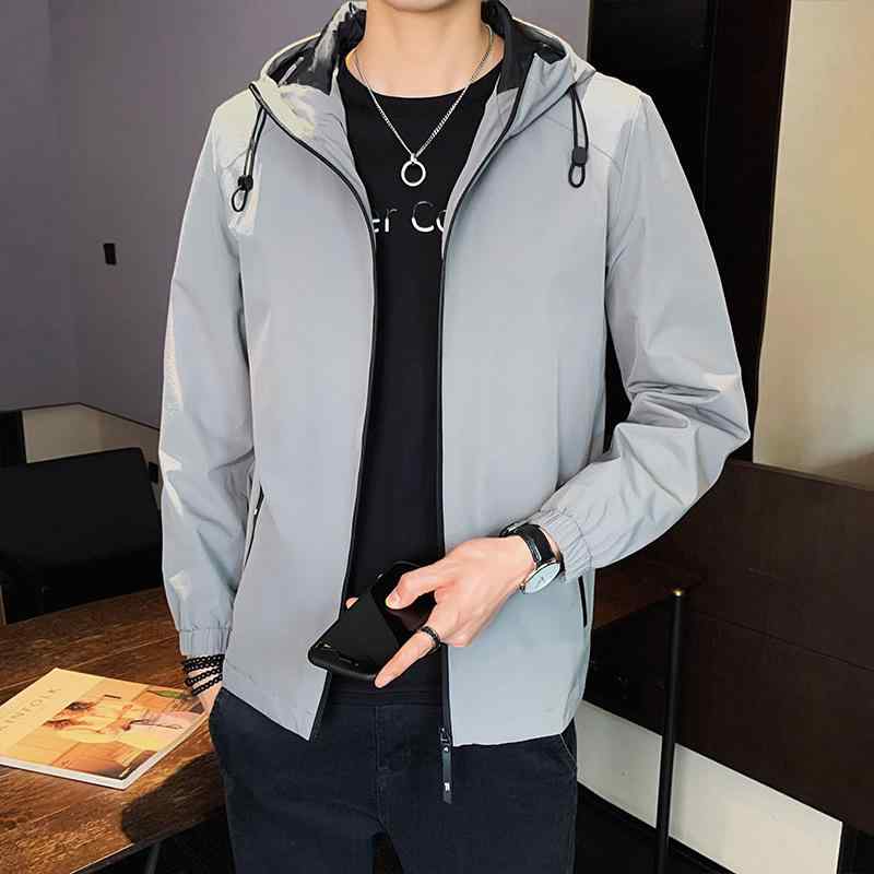 ・カテゴリ: ジャケット・スタイル: アーバン・対象年齢: 大人・性別: メンズ・着用シーン: カジュアル・主な素材: ポリエステル95%・裏地素材: ポリエステル95%・生地: 化学繊維混紡・機能: 耐摩耗性・厚さ: 薄手・着丈: レギュラー・袖丈: 長袖・袖タイプ: レギュラー袖・フード: フード付き・柄: 無地・フィット感: レギュラーフィット・裾デザイン: ストレートヘム・ポケット: サイドシームポケット・デザイン: ボタン装飾・着用方法: アウター・加工: アイロン不要・カラー展開: グレー、ブラック、ブルー・サイズ展開: M、L、XL、2XL、3XL、4XL