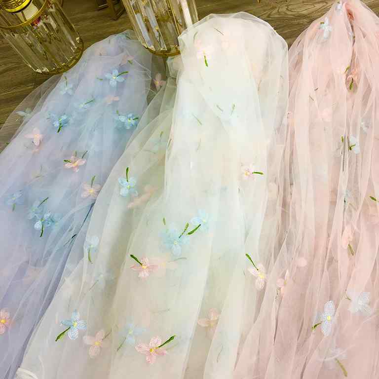 ・主な素材: ポリエステル・メッシュ、刺繍・生地の重さ: 約70g/平方メートル・生地幅: 170cm・刺繍加工: コンピューター刺繍・主な用途: シャツ、ウェディングドレス、ルームウェア、キャミソール、ワンピース、ファッション、チャイナドレス、装飾布、舞台衣装・別名: クローバー・デザイン: 植物・花柄・トレンド要素: さわやか・クリーン・カラー展開: ピンク、スカイブルー、ホワイト