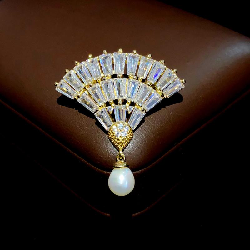 ブローチ 男女兼用 扇型 幾何学模様 パールチャーム ジルコニア パヴェ 銅製 軽やか 高級感 エレガント ファッション 通勤 フォーマル プレゼント ギフト ラペルピン