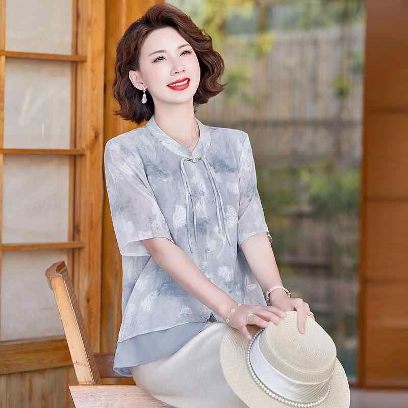 ・カラー展開: ライトブルー、ピンク、ライトグリーン・サイズ展開: XL、2XL、3XL、4XL、5XL・生地素材: テンセル・主な素材: ポリエステル・スタイル: エレガントカジュアル、チャイナ風、ストリート系・デザイン要素: ボタン・袖タイプ: レギュラー袖・柄: プリント・袖丈: 半袖・ネックライン: スタンドカラー・着丈: ミドル丈（約50cm〜65cm）・加工: ノーアイロン加工
