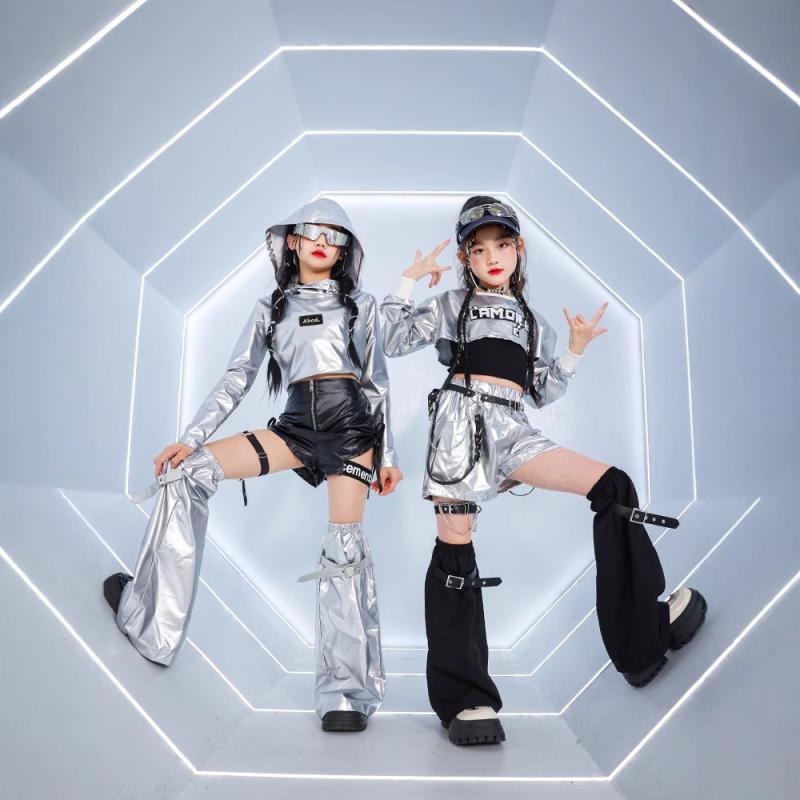 ダンス衣装 女の子 キッズ 中大童 ジャズ ストリート ヒップホップ 発表会 ステージ 演出 ガールズグループ風 シルバー フェイクレザー 光沢感 アセテート繊維 セットアップ 春秋