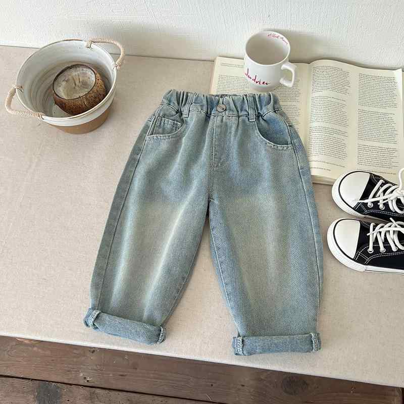 ・スタイル: カジュアル・主な素材: 綿80%・丈: 長ズボン・性別: 男児・対象年齢: 3〜8歳向け (100〜140cm)・カテゴリ: デニムパンツ・柄: 無地・ウエスト: ミッドライズ・ウエスト留め具: ゴムウエスト・カラー展開: 画像色・サイズ展開: 90cm, 100cm, 110cm, 120cm, 130cm, 140cm, 150cm