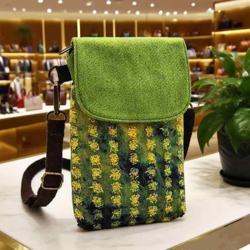 スマホショルダー ユニセックス デニム生地 ダメージ加工 斜め掛け 縦型 スクエア 大画面スマホ対応 3層収納 ミニバッグ スマホポーチ 普段使い カジュアル