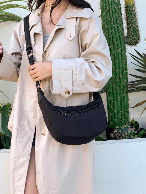 ショルダーバッグ レディース ナイロン 餃子バッグ 大容量 日常使い 普段使い カジュアル シンプル おしゃれ ブラック 横型 スクエア 内ポケット充実 ワンショルダー 鞄