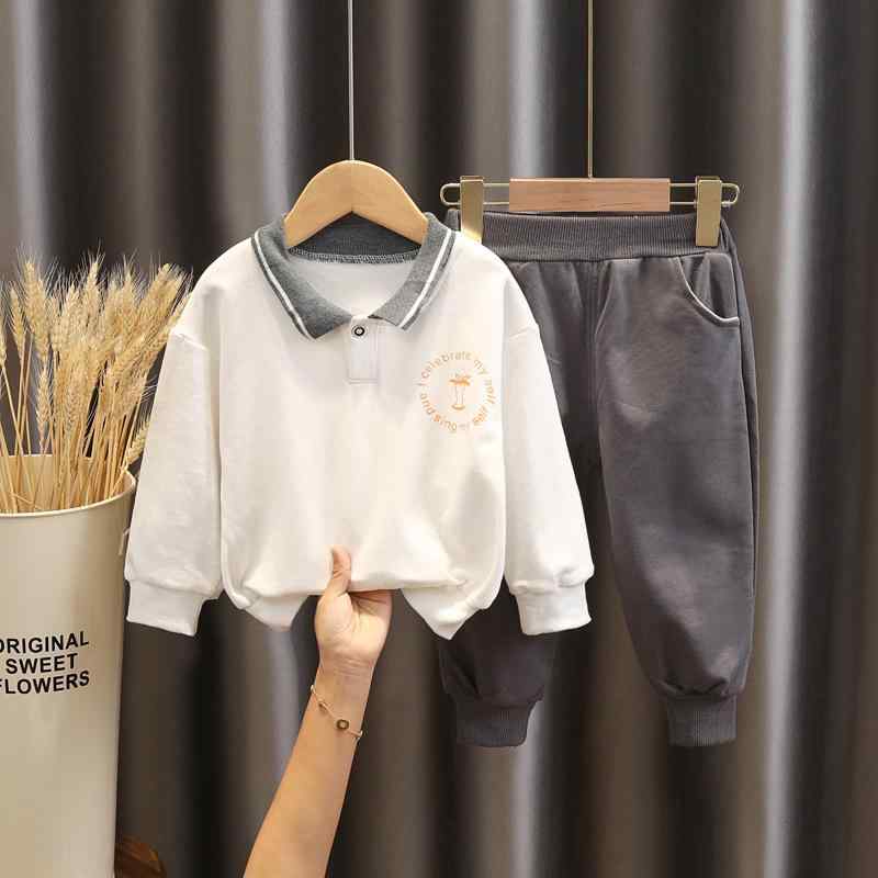 ・カテゴリ: キッズセットアップ・性別: ユニセックス・スタイル: カジュアル・セットアップ種別: パンツセット・セット内容: 2点セット・対象年齢: 1〜3歳・袖丈: 長袖・フード: なし・パンツ丈: 長ズボン・厚さ: 標準・柄: 無地・主な素材: 綿85%・開閉タイプ: プルオーバー・カラー展開: シングルボタンポロ襟オフホワイト、シングルボタンポロ襟イエロー・サイズ展開: 80cm、90cm、100cm、110cm、120cm