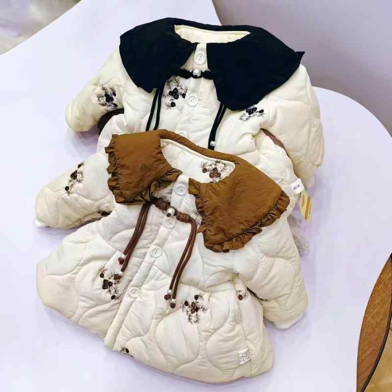 ・性別: 女性・スタイル: オールシーズン・対象年齢: 幼児(1〜3歳)・主な素材: ポリエステル100%・裏地素材: ポリエステル95%以上・安全基準: Aクラス・留め具: シングルブレストボタン・襟型: ターンカラー・中綿タイプ: フリ...