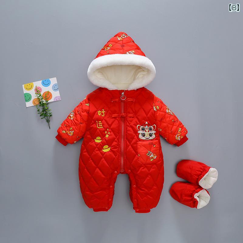 ロンパース 新生児 ベビー 男の子 女の子 ユニセックス 秋冬 厚手 赤 レッド お正月 新年 お祝い 縁起物 幸運 招福 中綿 ポリエステル 暖かい 保温 防寒 カバーオール つなぎ
