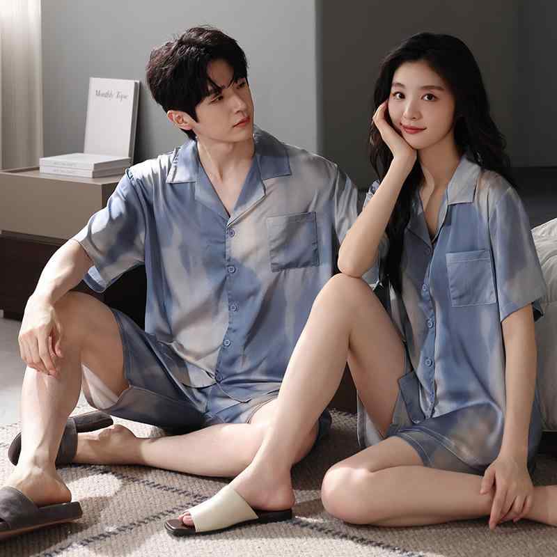 ・カテゴリ: セットアップ・主な素材: アイスシルク（ポリエステル95%以上）・厚さ: 薄手・ネックライン: 小さな襟・袖丈: 3分袖・パンツ丈: ショート・機能: リラックス、睡眠、部屋着、快適、外着可能・サイズ展開: M、L、XL、XXL、3XL・スタイル: 贅沢、上品