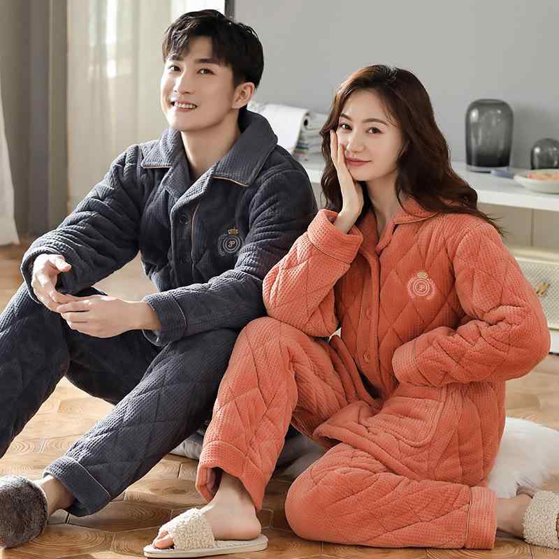 ・カテゴリ: パジャマ・生地: ミルクベルベットジャカード中綿・スタイル: 温かいカップル・タイプ: カーディガン・主な素材: ポリエステル 100%・厚さ: 極厚 (601g/平米以上)・織り方: ジャカード・ネックライン: 襟付きVネック・袖丈: 長袖・パンツ丈: ロングパンツ・機能: リラックス、睡眠、部屋着、保温、快適、外着可能・対象: カップル・対象年齢: 18～40歳・用途: アウトドア、部屋着・サイズ展開: M, L, XL, XXL, XXXL