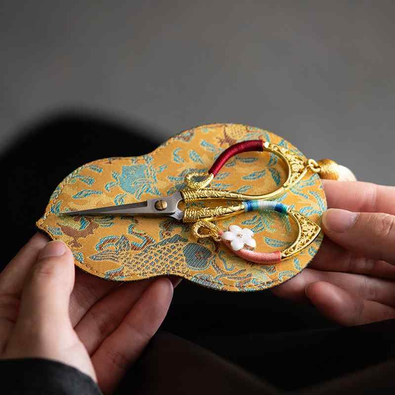 茶道ハサミ ミニ 小型 茶葉カット ティーバッグ開封 合金製 錦織布製ケース付き 中国風 花柄 フリンジ ..