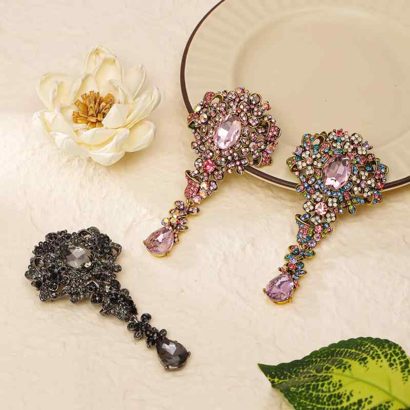 ブローチ 男女兼用 カラフル 梅の花 ドロップ クリスタル タッセル 合金製 電気メッキ加工 スーツ ドレス フォーマル 結婚式 パーティー 卒業式 入学式 上品 華やか レトロ アンティーク 秋冬(x2)