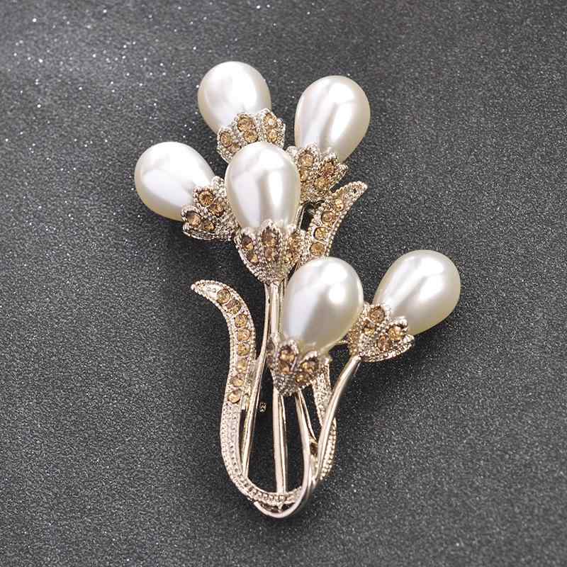 ブローチ レディース パール 花束モチーフ エレガント 高級感 コート ジャケット フォーマル カジュア..