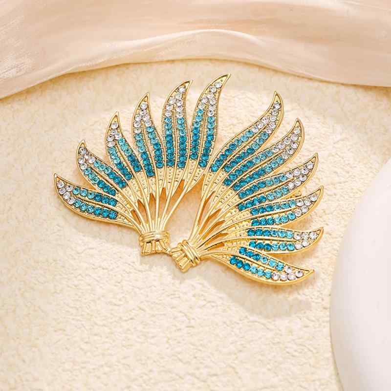 ブローチ 男女兼用 ユニセックス 天使の翼モチーフ 煌めく 高級感 合金製 電気メッキ加工 スーツ 礼服 フォーマル 結婚式 入学式 卒業式 パーティー コサージュ ラペルピン ピン スカーフクリップ(x2)