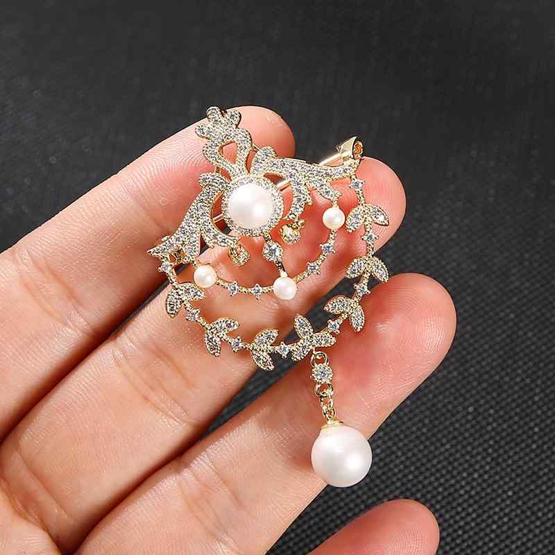 ブローチ レディース デザイナーズ クラウン 宮廷風 クラシカル ロング タッセル フリンジ ジルコニア パール 上品 華やか ゴールド フォーマル 結婚式 パーティー 卒業式 入学式(x2)
