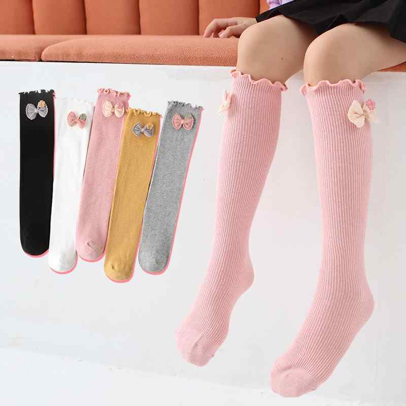 ・性別: 女児用・カテゴリ: 靴下・加工: ジャカード織り・機能: 通気性・丈: ミドル丈・厚み: 中程度・柄: ストライプ、無地・シーズン: 春、夏、秋・デザイン要素: ストライプ、キュート、リボン、トレンド、キャンディ・主な素材: 綿75%・カラー展開: ホワイト、グレー、ブラック、ピンク、イエロー・サイズ展開: ワンサイズ (3-12歳向け)・対象年齢: 中小児 (3〜8歳、身長100〜140cm)