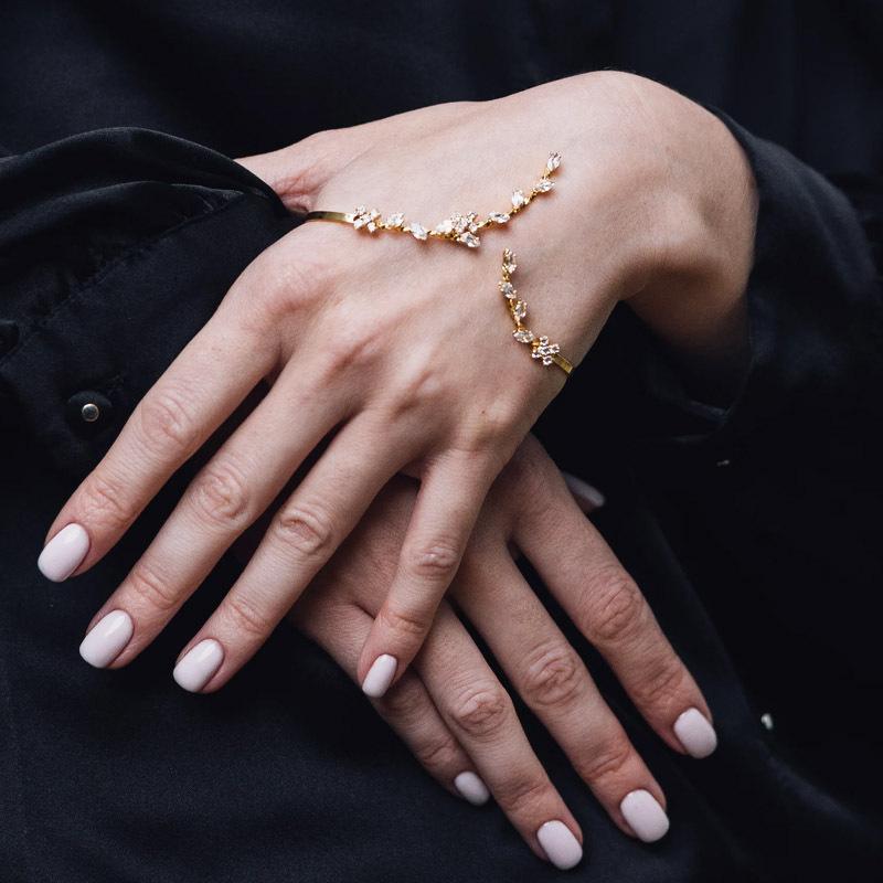 ブレスレット レディース 女性用 欧米人気 リーフ 葉っぱ モチーフ オープン バングル シンプル 華奢 ジルコニア パヴェ 上品 エレガント 高級感 ブライダル ウェディング 結婚式 ゴールド シルバーカラー アクセサリー