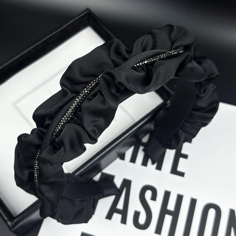 ヘアアクセサリー レディース カチューシャ ヘアバンド ブラック 黒 クロス レース ラインストーン 小顔効果 上品 エレガント 普段使い 通勤 オフィス パーティー サテン 春夏