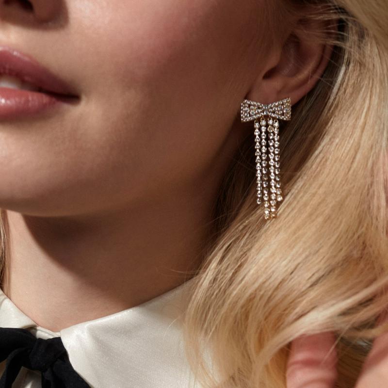 ピアス イヤリング 女性用 高級感 エレガント 上品 個性的 おしゃれ リボン 蝶結び フリンジ タッセル ラインストーン きらめく 電気メッキ加工 ゴールド シルバー 普段使い パーティー お呼ばれ 夏