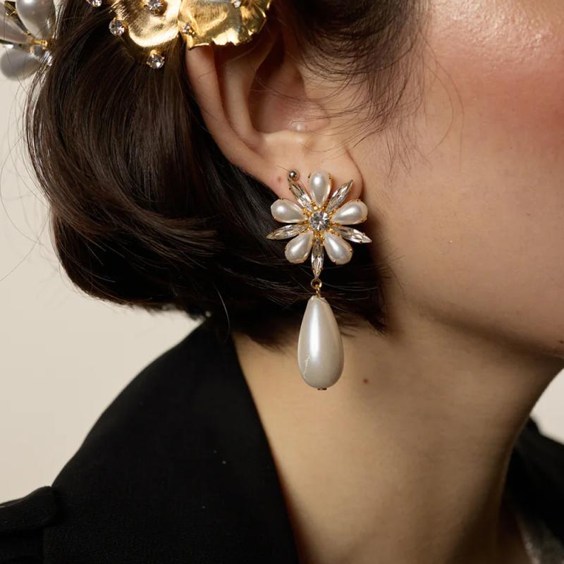 ピアス イヤリング レディース 女性用 パール パール 揺れるドロップ ラインストーン フラワー 花 高級感 個性的 ファッション アクセサリー 通勤 ゴールド シルバー