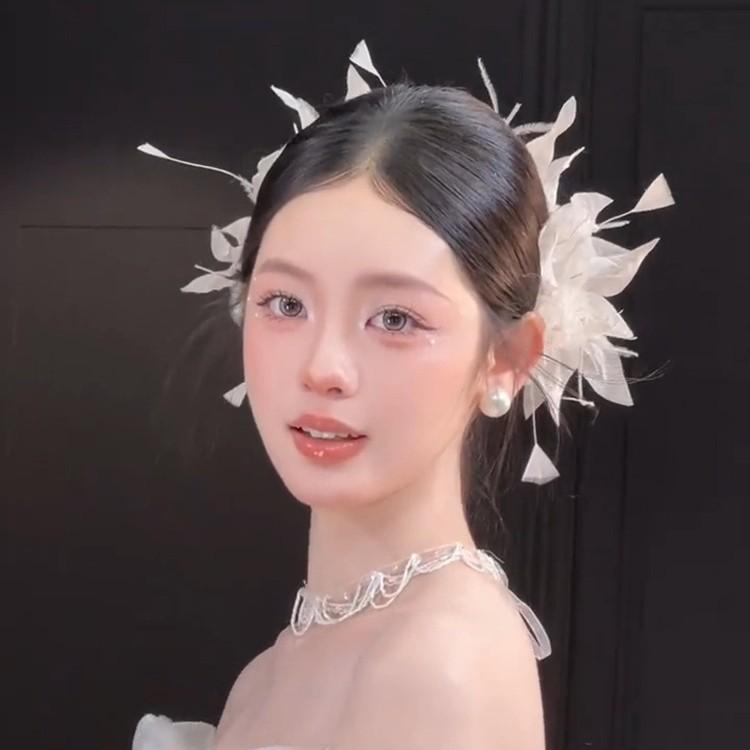 ヘッドドレス レディース 女性用 フェザー フラワー 髪飾り 森ガール ロマンティック 華やか 結婚式 ウェディング 花嫁 披露宴 二次会 前撮り パーティー イベント 発表会 布製 ハンドメイド アクセサリー ヘアクリップ 上品 エレガント