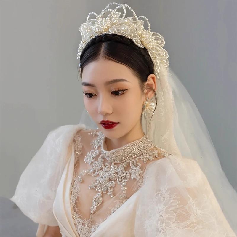髪飾り レディース ブライダル ウェディング ヘアアクセサリー ヘッドドレス 水晶 イミテーションパール 花 フラワーモチーフ 高級感 上品 エレガント プリンセス ナチュラル アンティーク レトロ ハンドメイド 結婚式 披露宴 パーティー ホワイト