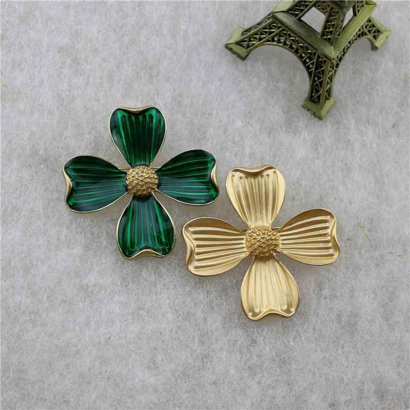 ブローチ 男女兼用 四つ葉のクローバー 幾何学モチーフ アンティーク ヴィンテージ マットゴールド グリーン エナメル加工 電気メッキ 合金製 コート ジャケット スーツ ショール 襟元 上品 高見え