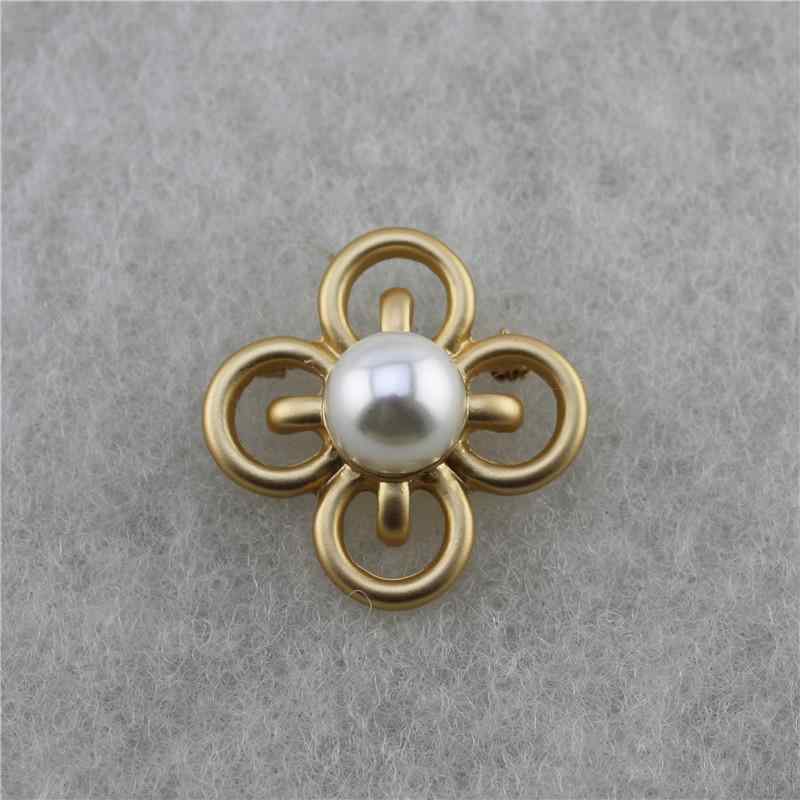 ブローチ 女性用 欧米風 アクセサリー マットゴールド 四つ葉のクローバー クロス 大粒パール 上品 エレガント 幸運 カジュアル フォーマル 普段使い パーティーシーン 合金製