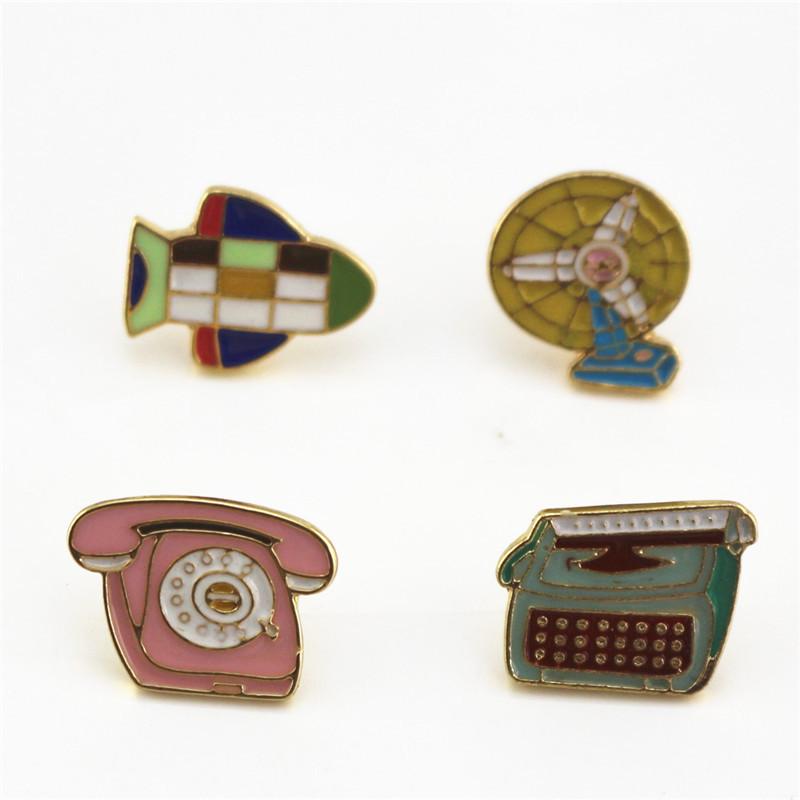 ブローチ レディース 女性用 レトロ ヴィンテージ エナメル 合金製 電話機 扇風機 電信機 モチーフ お..
