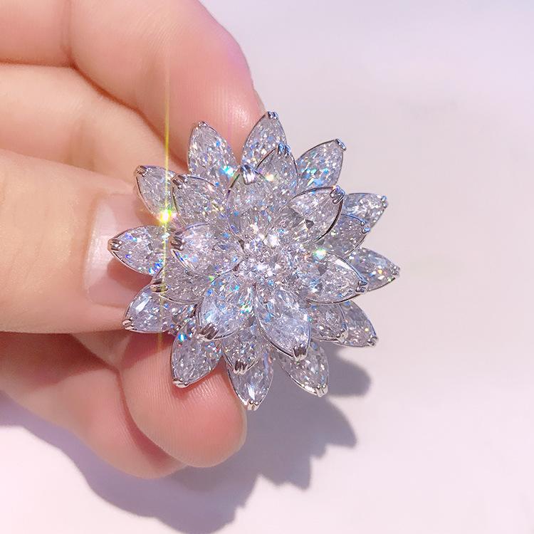 ブローチ レディース 韓国風 煌めく クリスタル ジルコニア エーデルワイス 花 フラワー コサージュ 真..