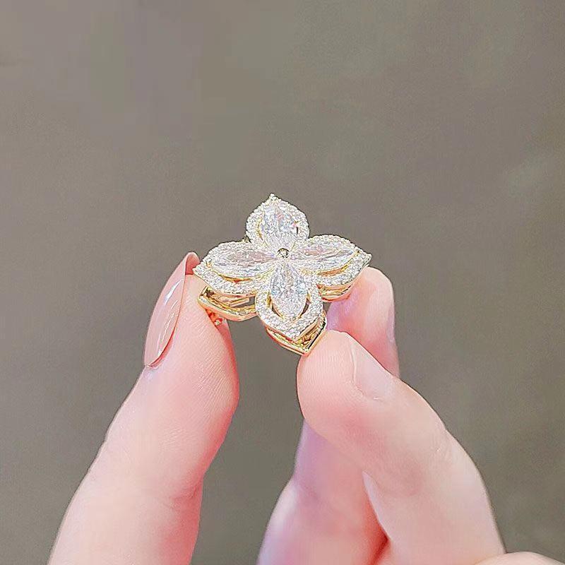 ブローチ レディース 回転式 幸運 四つ葉のクローバー 上品 エレガント スーツ ジャケット フォーマル カジュアル 普段使い 韓国ファッション 銅製 電気メッキ加工 ゴールド シルバー