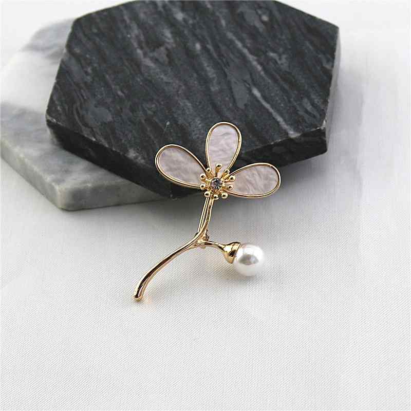ブローチ ユニセックス クローバー 花モチーフ パール シェル 合金製 ゴールド 上品 エレガント 高級感 シンプル 普段使い オフィスカジュアル フォーマル 結婚式 入学式 卒業式