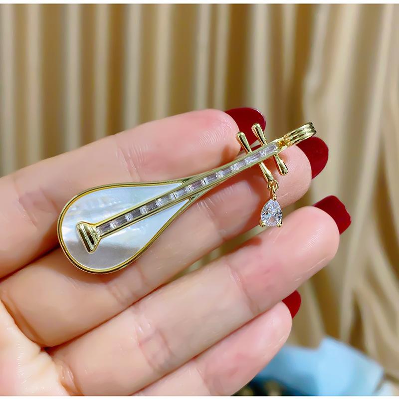 ブローチ 女性用 オリエンタルデザイン 琵琶 楽器モチーフ 天然シェル マザーオブパール マイクロパヴ..