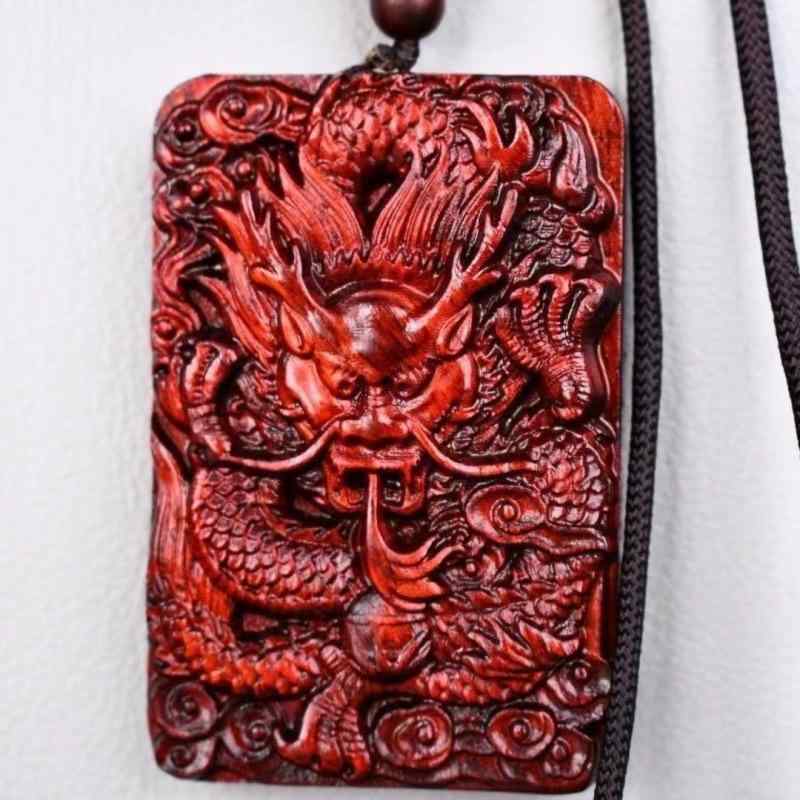 ネックレス 紫檀 精巧な彫刻 干支 龍 竜 ペンダント 長方形 プレート 深みのある赤 檀木製 ウッド お守り 魔除け 縁起物 開運 和風 アクセサリー 吊り飾り