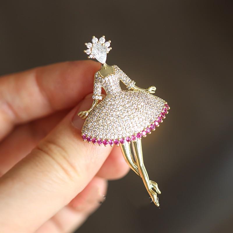 ブローチ レディース 女性用 バレリーナ ガール ジルコニア マイクロセッティング 精密 高級感 丁寧な作り ライトラグジュアリー風 秋冬 コート ジャケット 金色 銅製 多機能 ピン ファッション小物