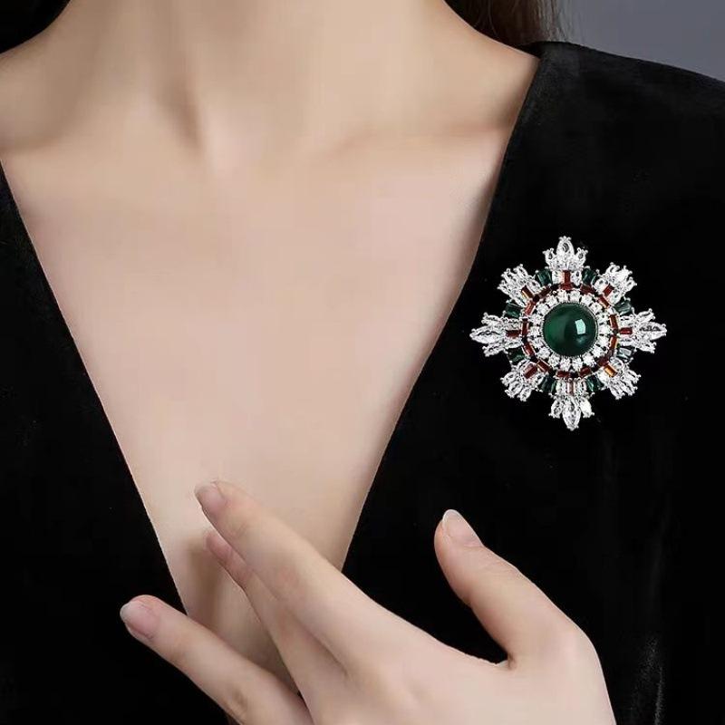 ブローチ レディース 女性用 雪の結晶 スノーフレーク マイクロパヴェ ジルコニア エメラルドグリーン ..