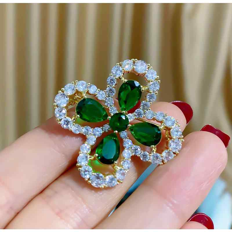 ブローチ 男女兼用 エメラルドグリーン 四つ葉のクローバー 花モチーフ 高級感 上品 ジルコニア 銅製 ラグジュアリー ファッション小物 スーツ ジャケット ドレス フォーマル 普段使い