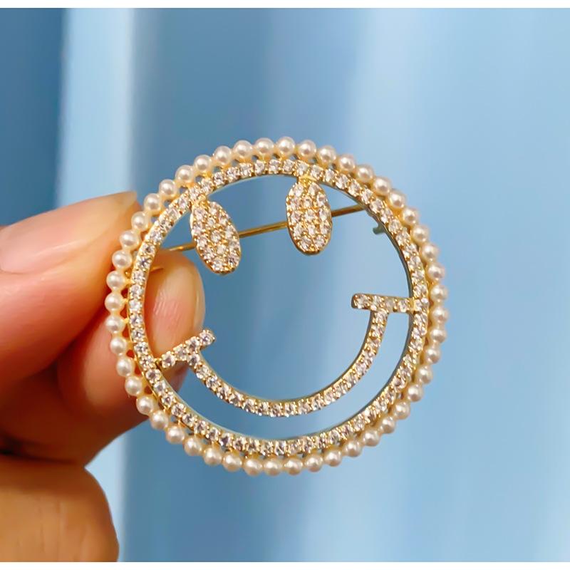 ブローチ レディース トレンド マイクロパヴェ ジルコニア 丸型 スマイル パール コサージュ 上品 フォ..