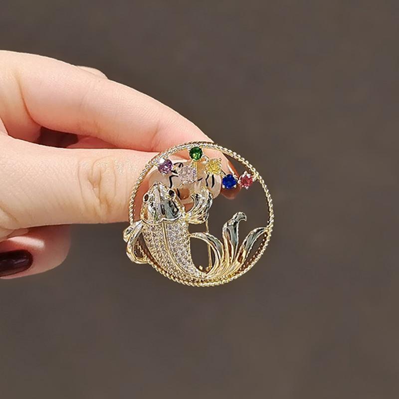 ブローチ 女性用 中国風 鯉モチーフ マイクロパヴェ ジルコニア 銅製 ゴールド コート ジャケット スー..