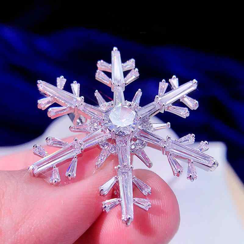ブローチ レディース ジルコニア 雪の結晶 おしゃれ エレガント 上品 コート スーツ セーター シャツ ..