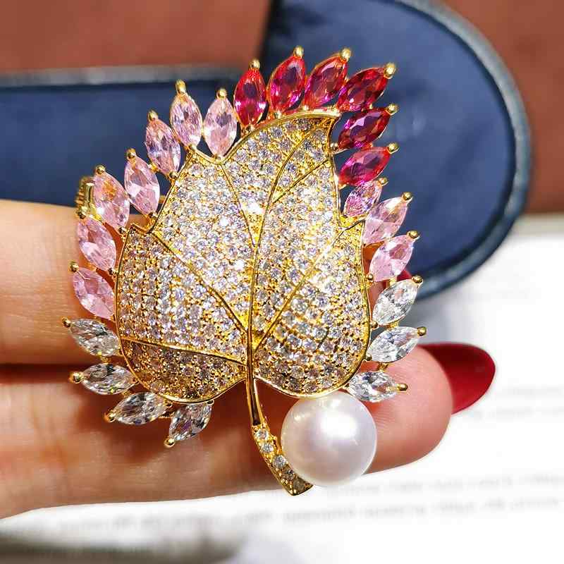 ブローチ レディース 淡水パール ゴールドリーフ ジルコニア 上品 エレガント 高級感 葉っぱモチーフ ジャケット スーツ ワンピース フォーマル カジュアル パーティー 結婚式 卒業式 入学式 普段使い ファッション小物 アクセサリー